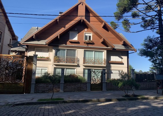 Apartamento, no bairro Centro em Canela