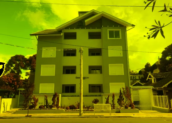 Apartamento, no bairro Centro em Canela